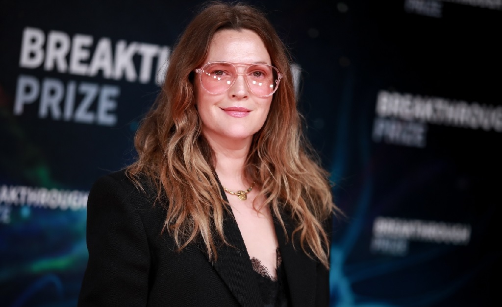 Parente morto de Drew Barrymore faz ‘aparição inesperada’ no novo talk show da atriz