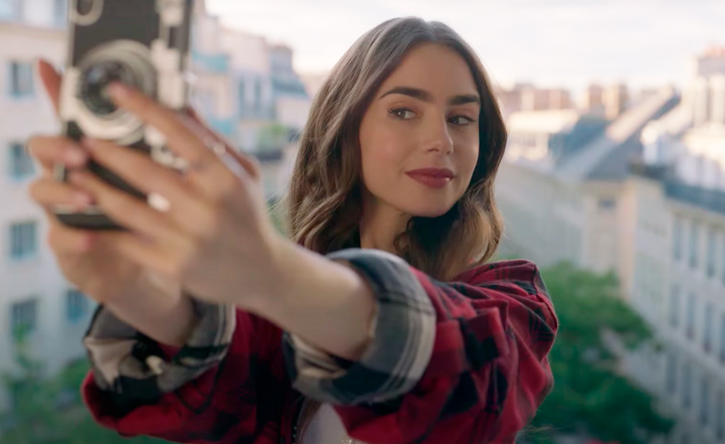 Maquiadora de ‘Emily em Paris’ entrega os segredos para ter sobrancelhas iguais as de Lilly Collins na série