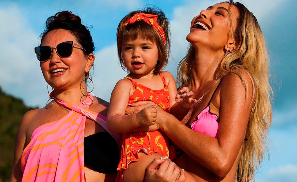 Sabrina Sato aproveita férias na praia com a família e Glamurama mostra o álbum de fotos… e vídeos. Vem ver!