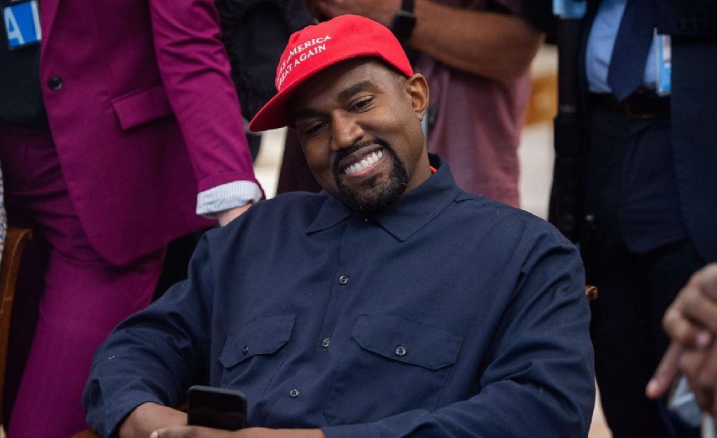 Kanye West defende a fé em Deus em primeiro comercial da campanha pela presidência dos EUA