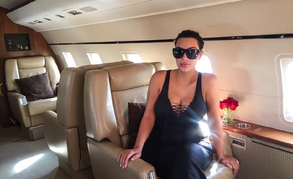 Kim Kardashian freta jatinho para driblar restrições e comemorar seus 40 anos com amigos em destino tropical