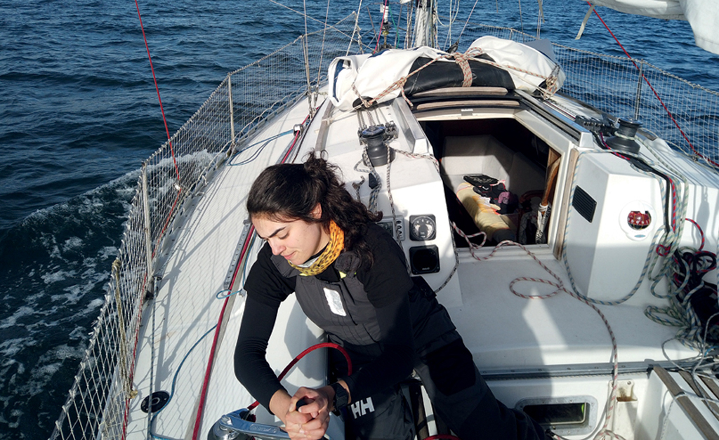 Tamara Klink, que carrega o mar e a navegação no DNA, faz sua primeira viagem sozinha e conta sua história