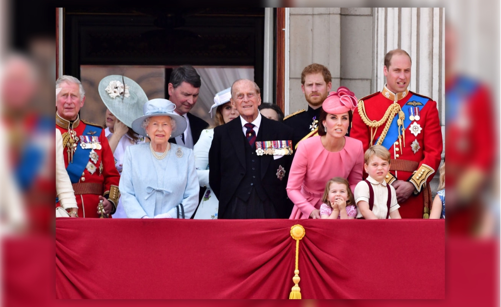 Família real britânica sofre com crise econômica e jantar de Natal da rainha terá lugar apenas para quatro familiares este ano