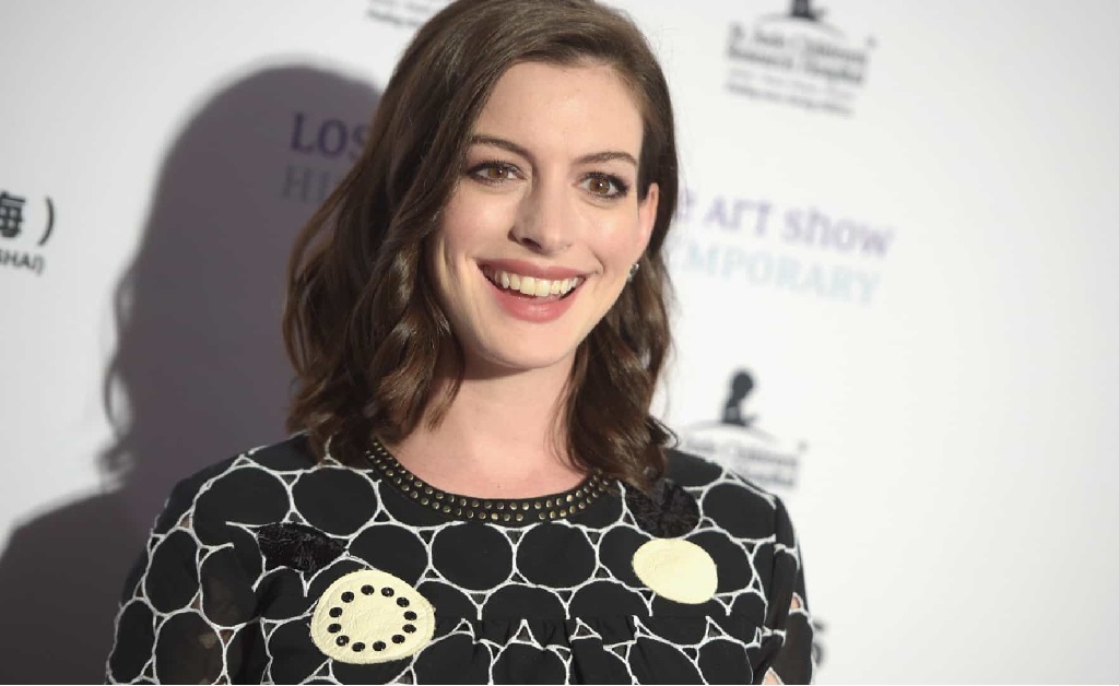 No aniversário de Anne Hathaway, Glamurama lista 5 trabalhos que evidenciam a versatilidade da atriz
