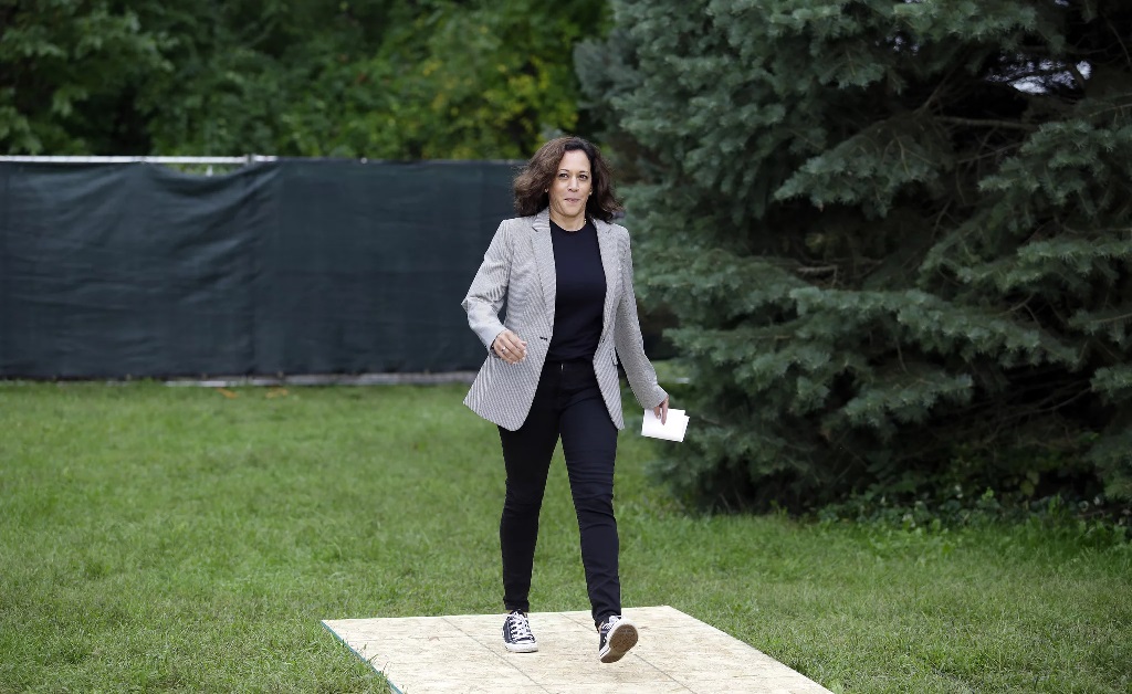 Graças a Kamala Harris, o clássico Converse, tênis símbolo dos anos 1980, deverá voltar a ser tendência mundo afora