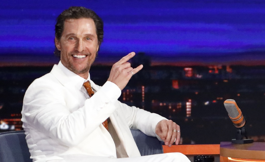 Matthew McConaughey revela que leva 45 minutos para cortar as próprias unhas: “Me deixa bastante relaxado”
