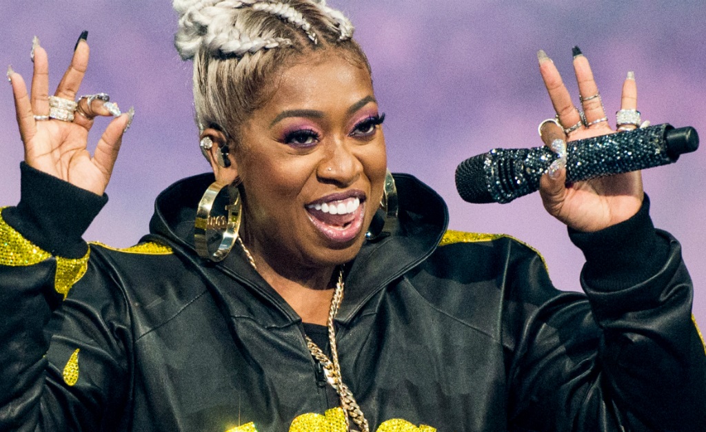 Fã reclama no Twitter sobre falta de dinheiro pra comprar vestido de noiva e Missy Elliott responde: “Tá pago!”