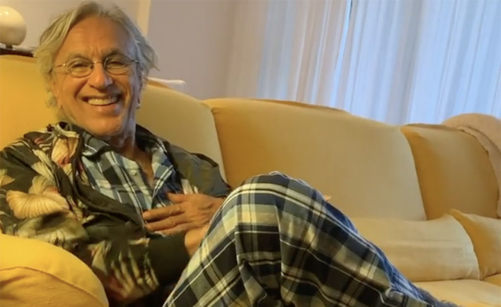 Caetano Veloso está animado com os pedidos de músicas para sua live de Natal e revela: “Vou cantar uma inédita”