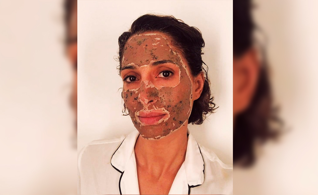 Camila Pitanga brinca com rotina de skincare: “Se for pra não sorrir, que seja por conta de uma máscara de argila”. Aos benefícios!
