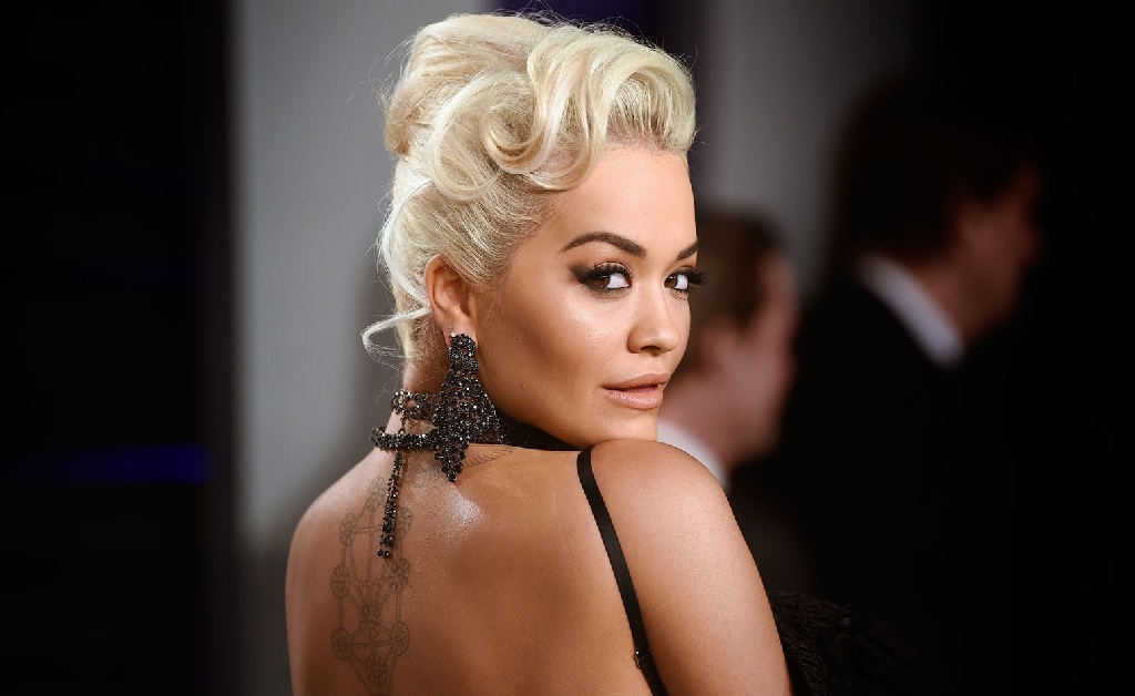 Rita Ora se desculpa por celebrar aniversário em pleno ‘lockdown’ no Reino Unido: “Me sinto envergonhada”
