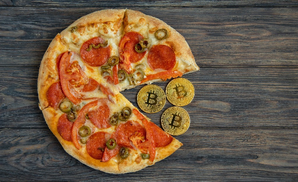 Há 10 anos, duas pizzas foram compradas online por 10 mil bitcoins, que hoje valeriam mais de US$ 400 milhões. À história!