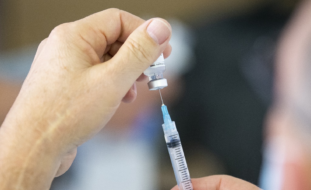 Médico hollywoodiano afirma que famosos estão oferecendo até propina em troca da vacina contra a Covid