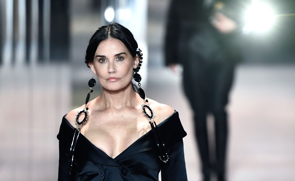 Demi Moore estreia como modelo com aparição surpresa no desfile da Fendi e chama a atenção por rosto “repuxado demais”