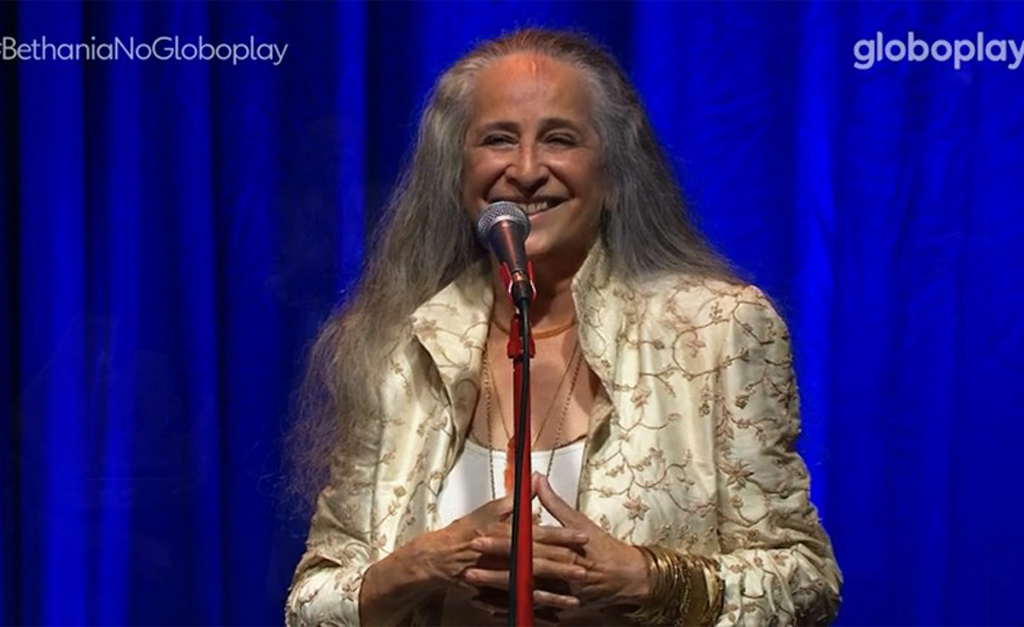 Maria Bethânia estreia em grande estilo no universo das lives com mix de música, recital e ativismo político