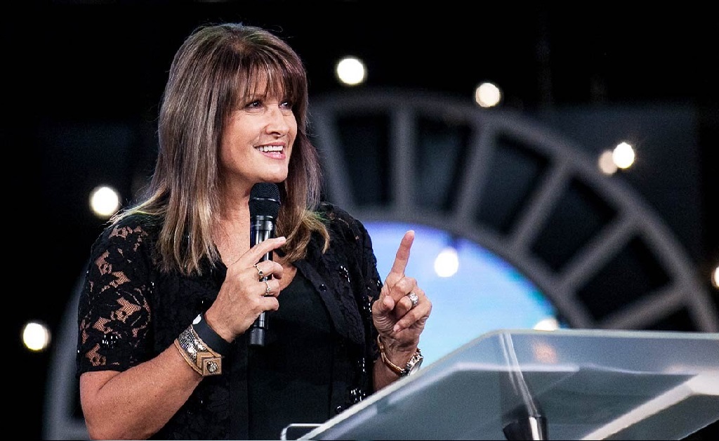 Pastora de igreja evangélica ‘pop’ dos EUA pede desculpas por termos ofensivos que usou em audiobook de 2003