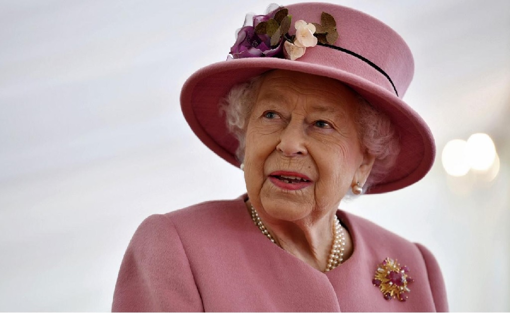 Vacinada contra a Covid-19 em janeiro, Elizabeth II incentiva seus súditos a seguirem seu exemplo: “Não dói nada”