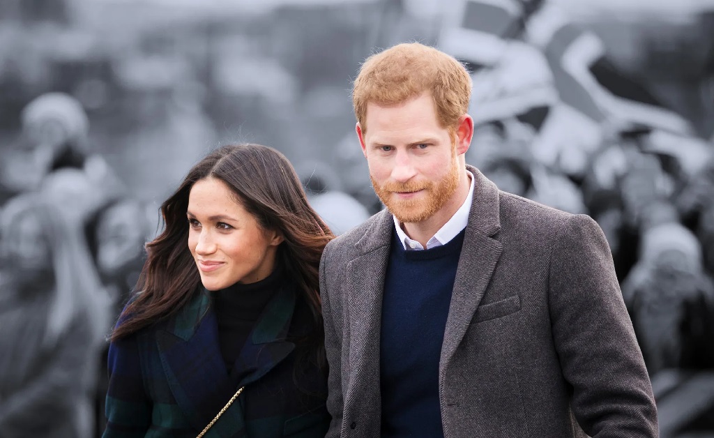 Saída de Meghan e Harry da realeza britânica é oficializada, e príncipe deverá entregar títulos militares