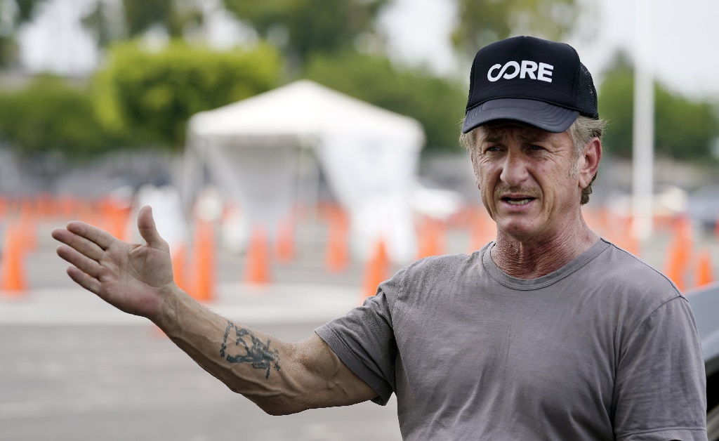 Sean Penn responde funcionários de sua ONG que reclamaram de condições de trabalho: “Isso é traição e mimimi”
