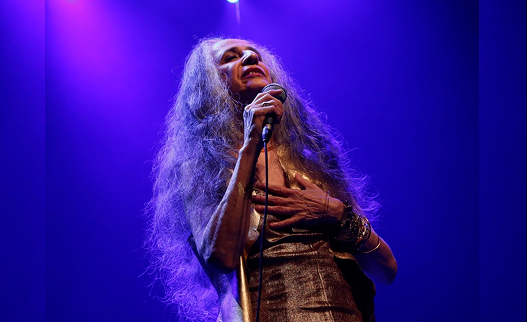 Maria Bethânia se prepara para sua primeira ‘live’ e adianta o que apresentará para o público: “Direi os poemas que gosto, meus pensamentos, cantarei canções que falam sobre esses 56 anos de carreira…”