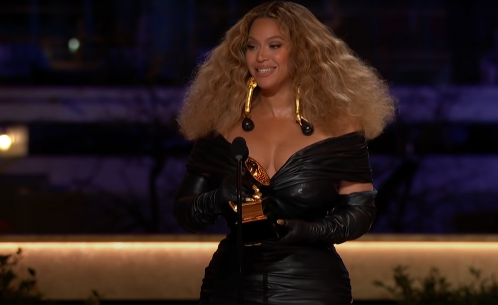 Do look ao recorde: Beyoncé brilha e se torna a mulher com mais Grammys da história. Relembre as 28 estatuetas!