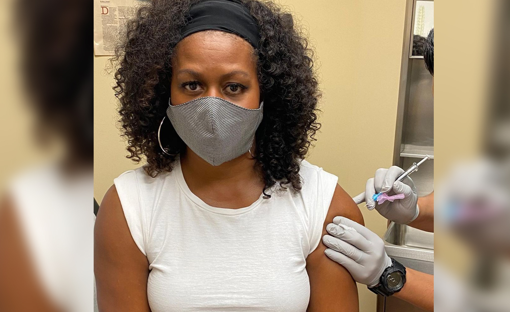 Michelle Obama comemora primeira dose da vacina depois de revelar depressão durante pandemia