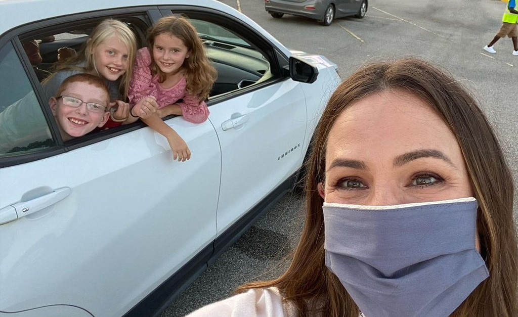 Jennifer Garner abre o jogo sobre mudanças no corpo depois de três filhos e se diverte com o “Coach Mom X Coach Kids”