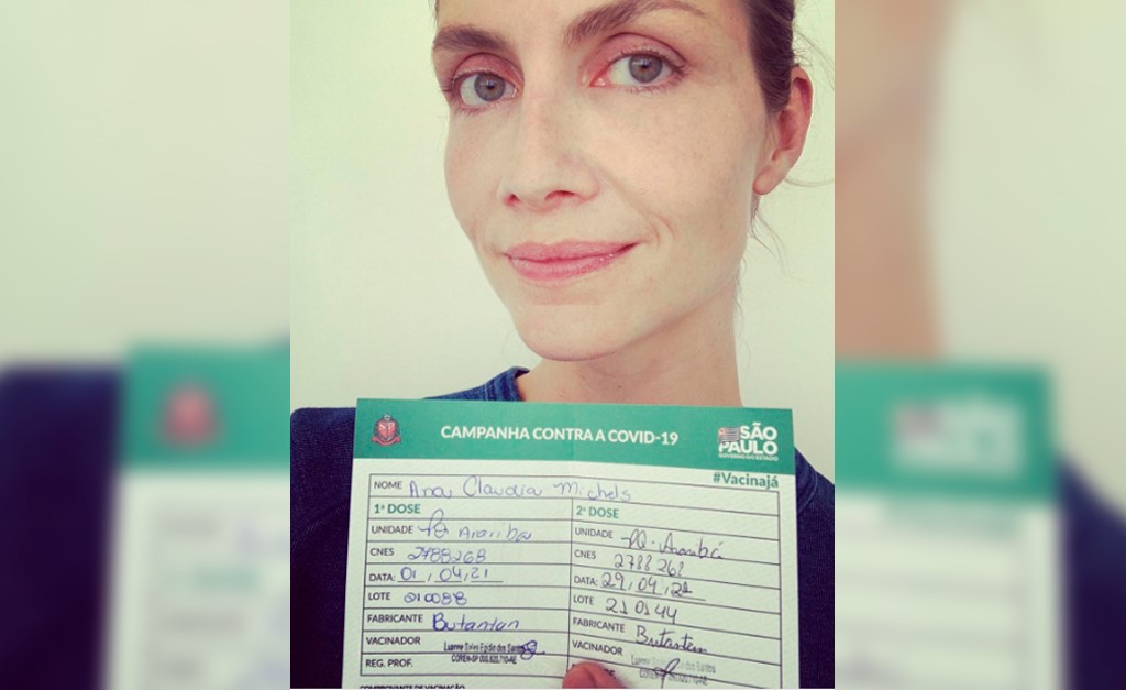 Médica, Ana Claudia Michels comemora segunda dose da vacina contra a Covid-19