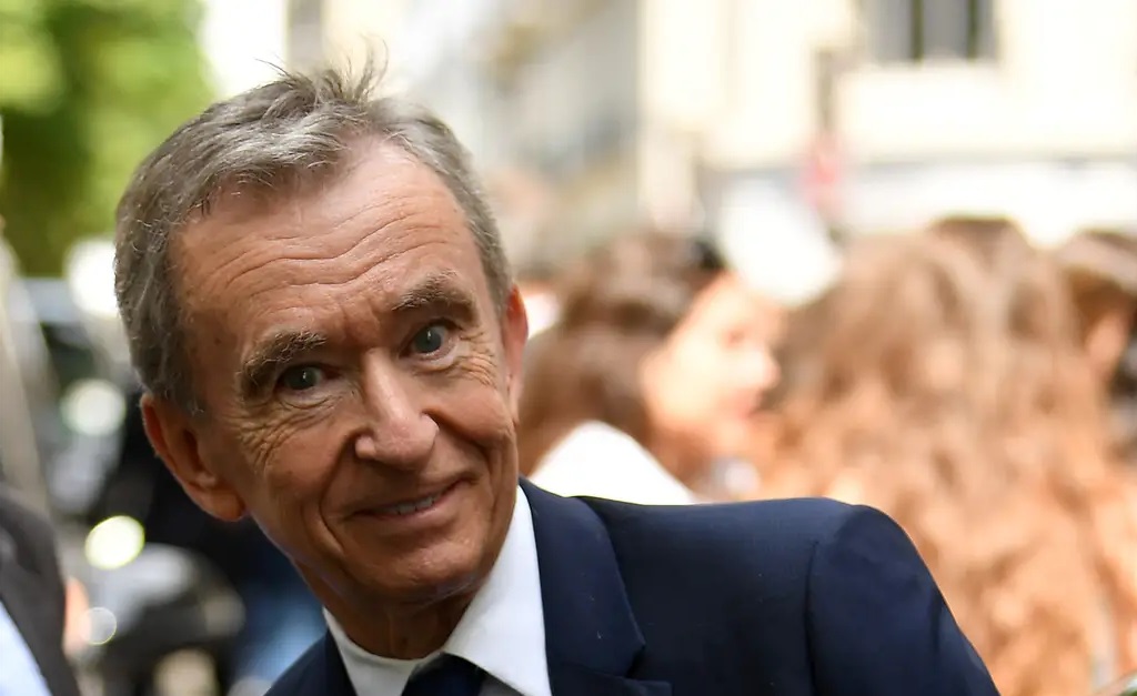 Jeff Bezos que se cuide: fortuna de Bernard Arnault aumenta R$ 12,6 bi em apenas um dia. O motivo? O mercado da China