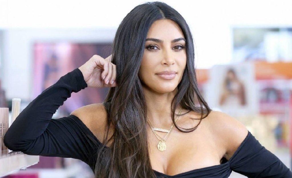 Agora é oficial: com fortuna estimada em R$ 5,6 bilhões, Kim Kardashian é a mais nova bilionária do pedaço