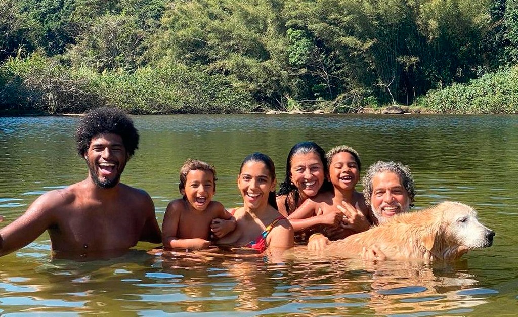 Cão da família de Regina Casé morre e ela faz homenagem emocionante: “Ele viveu uma vida linda, nos deu muito amor e teve um funeral à altura”