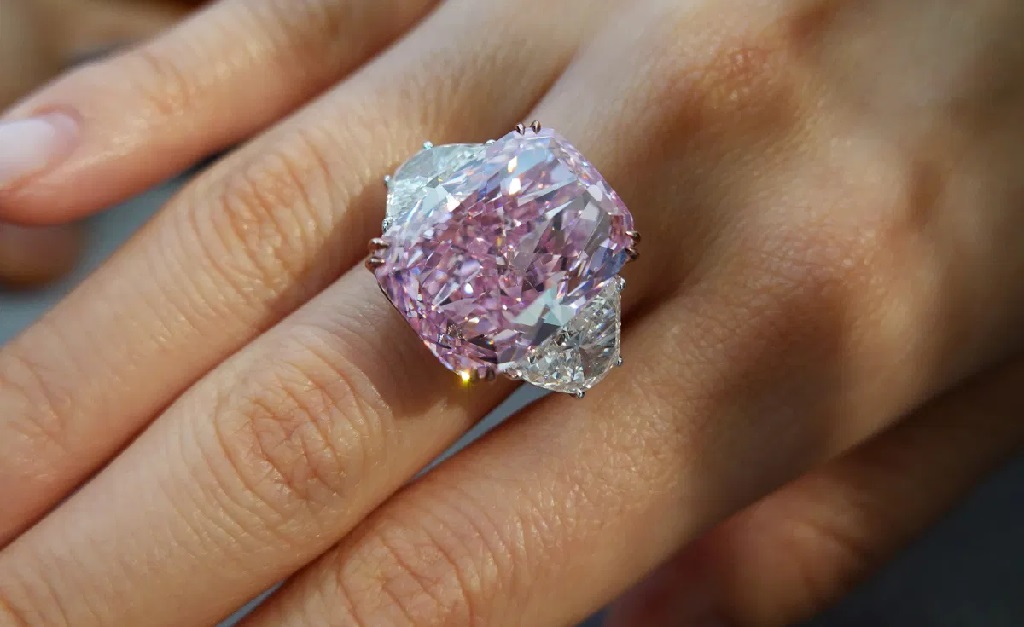 Diamante rosa considerado ‘perfeito’ por especialistas é leiloado por mais de R$ 155 milhões e bate recorde