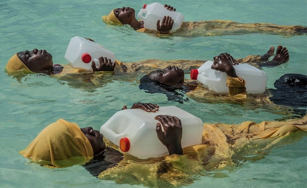 Projeto derruba tabus em Zanzibar ao ensinar natação às meninas do arquipélago e fornecer “burkinis”