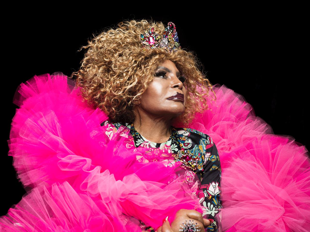 Elza Soares completa 91 anos e ganha homenagem de estrela do pop internacional: “Influência da música negra no mundo”. E tem mais…