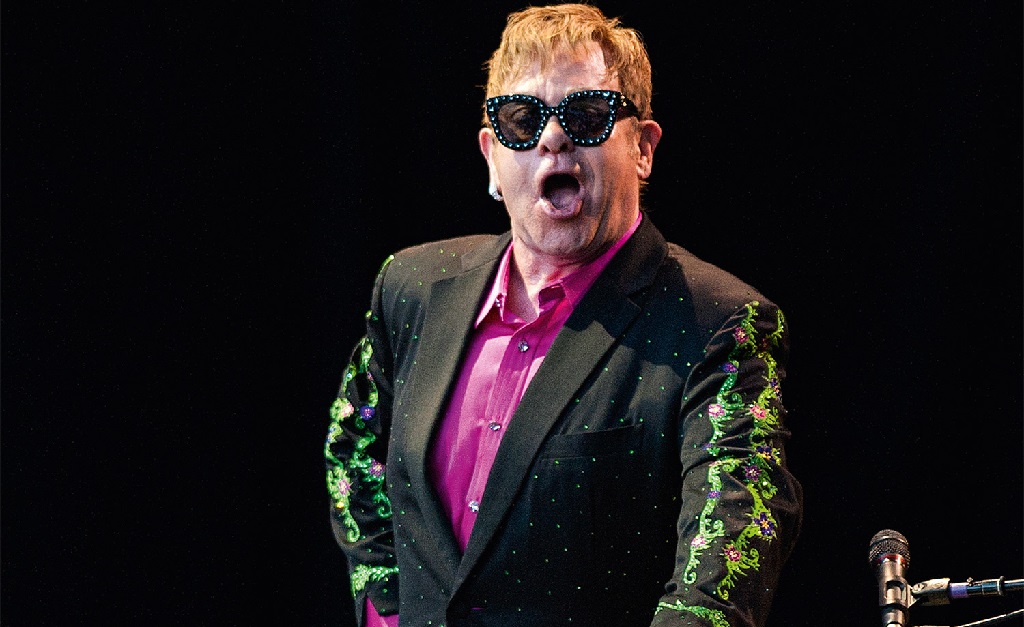 Elton John adiciona novas datas à sua turnê de despedida dos palcos, que já arrecadou quase R$ 2 bilhões
