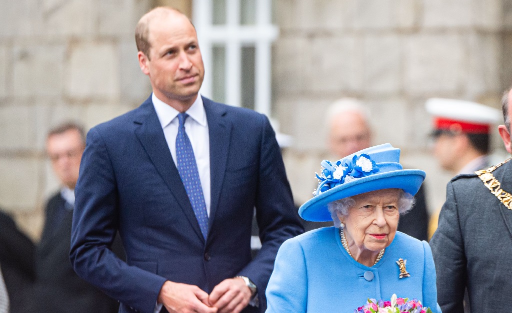 Junto com William, rainha Elizabeth II desembarca na Escócia para cumprir semana de compromissos oficiais