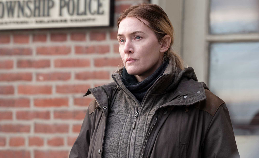 Kate Winslet proibiu diretor de esconder sua barriga em cena quente da série “Mare of Easttown” e pediu que suas rugas fossem mostradas no pôster de divulgação