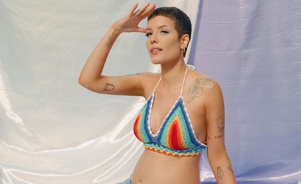 Em protesto contra revista que não a tratou por não-binária, Halsey anuncia que não vai dar mais entrevistas
