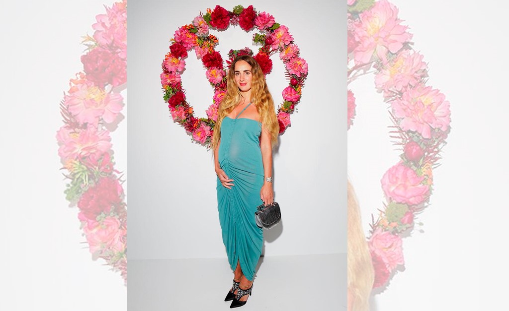 Fashionista Alexia Niedzielski está grávida e exibe a barriguinha em foto exclusiva