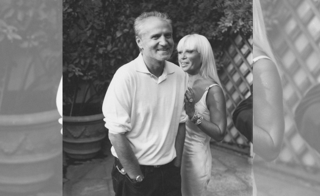 Para homenagear o irmão Gianni, Donatella Versace posta fotomontagem considerada ‘curiosa’. Aos detalhes