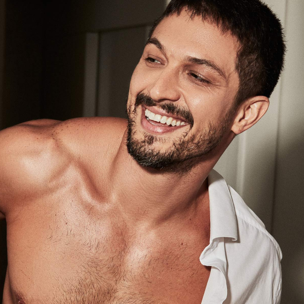 Romulo Estrela fala sobre seu policial que flerta com a moda em “Verdades Secretas 2”