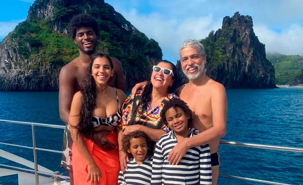Regina Casé passa férias com a família em Fernando de Noronha, relembra lua de mel na ilha e comenta problemas ambientais no destino