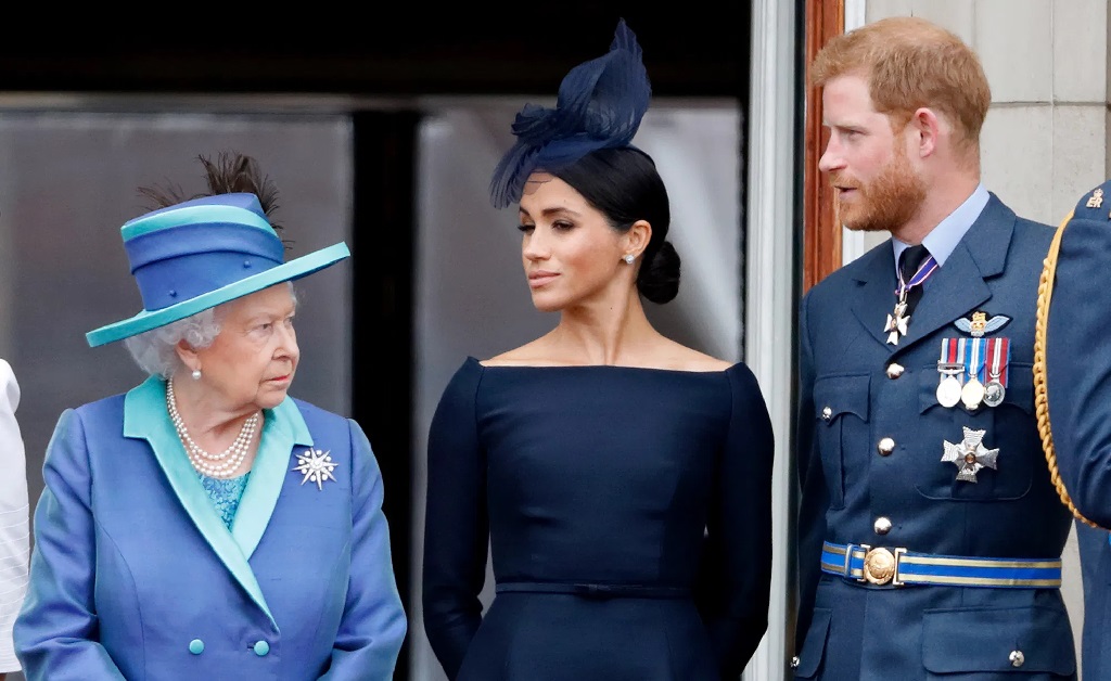 Elizabeth II considera tomar medidas legais para evitar que Meghan e Harry continuem ‘difamando’ a monarquia