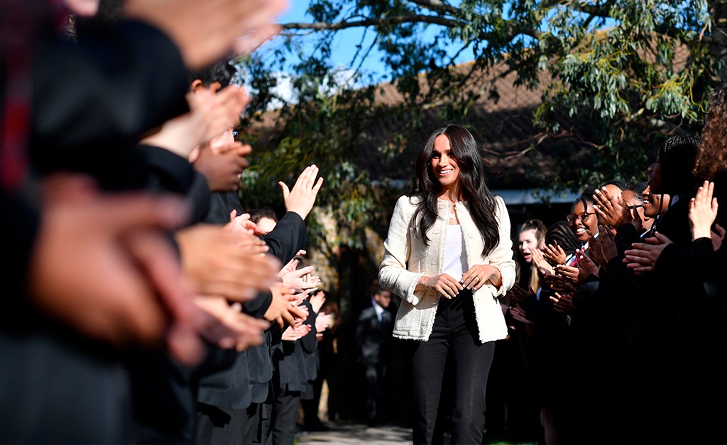 Meghan Markle assopra 40 velinhas com provas de que ela foi uma ‘royal’ diferente e comportada. Acredite!