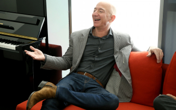 Mega-iate de R$ 2,6 bi de Jeff Bezos é retirado de estaleiro para escapar de ‘chuva de ovos’