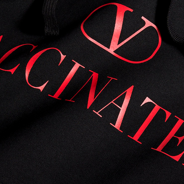 Em parceria com UNICEF, Valentino cria edição limitada do moletom “Vaccinated”