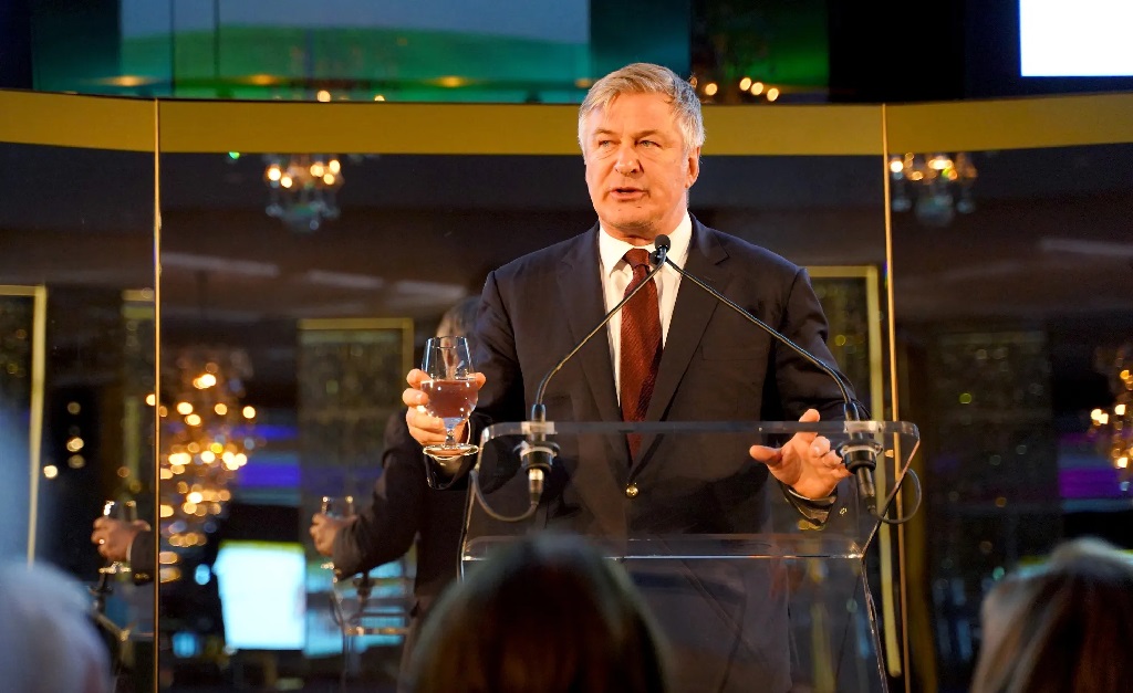 Leilão beneficente capitaneado por Alec Baldwin teve ingressos para o próximo Roland Garros vendidos por mais de R$ 1 milhão