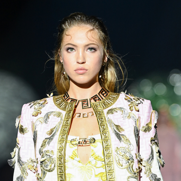 Filha de Kate Moss chama atenção para problema de saúde mundial em desfile