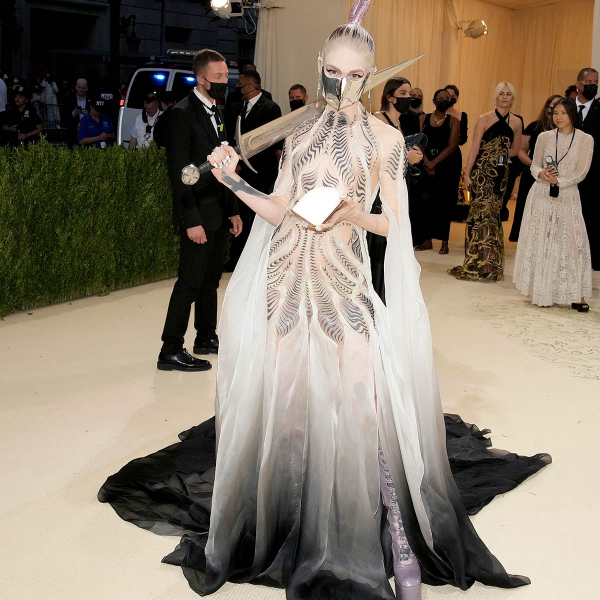 Alerta tendência: tecidos tecnológicos e transparência se destacam nos looks do MET Gala
