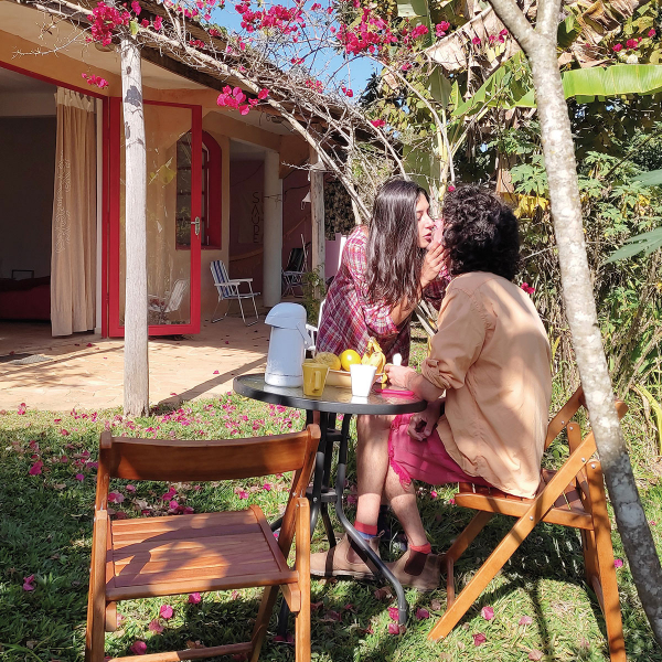 Os artistas Júlia Rocha e Gustavo Galo descobrem o vocabulário da floresta e criam um espaço de troca com poetas