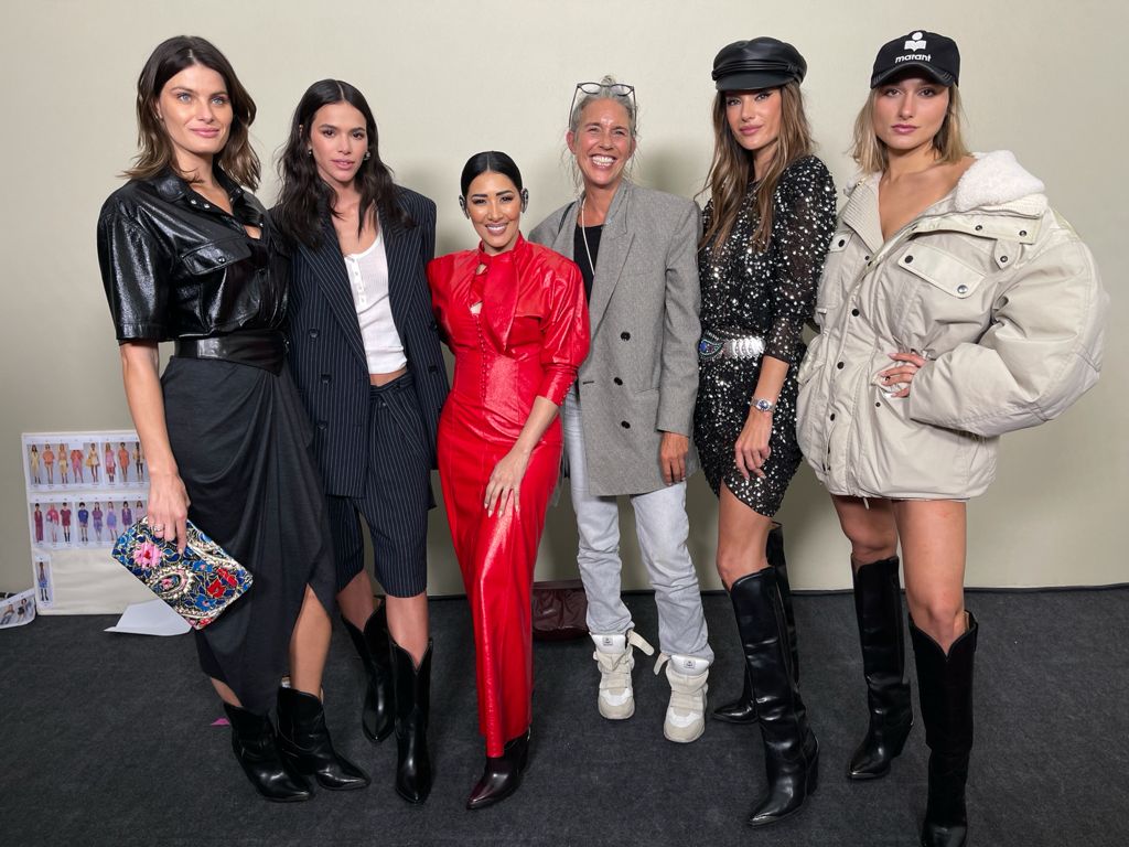 Isabeli Fontana, Bruna Marquezine, Simaria, Alessandra Ambrósio e Sasha Meneghel posam ao lado de Isabel Marant. Foto: Leo Faria/Divulgação